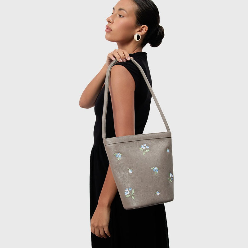 BLUEBERRY BUCKET BAG CAFÉ - Imagen 2