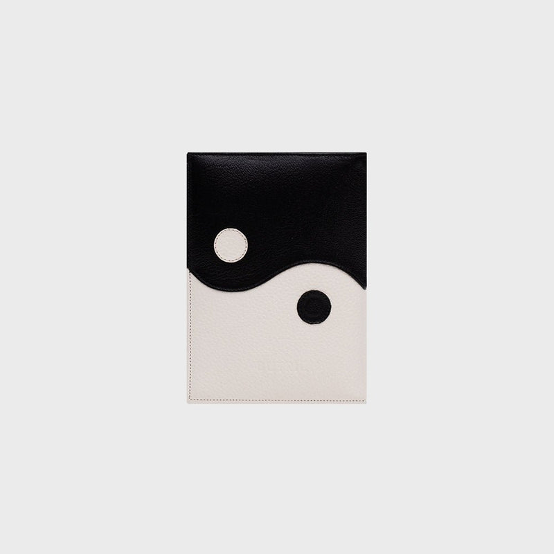PORTAPASAPORTE LUCKY YIN YANG HUESO NEGRO - Imagen 2