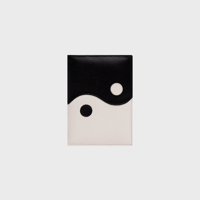 PORTAPASAPORTE LUCKY YIN YANG HUESO NEGRO